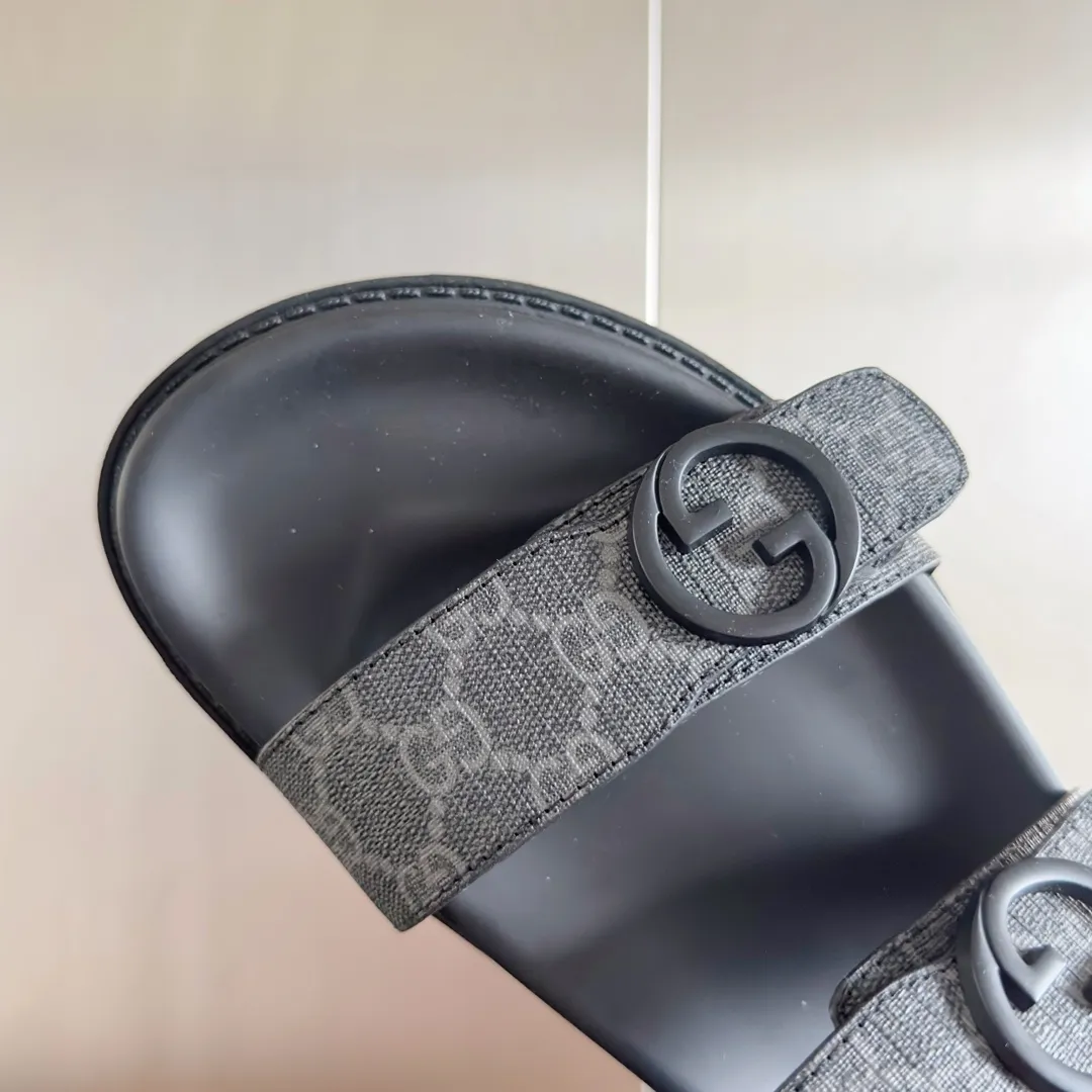 [G Home] Men's Men's Shoes💰: 300💰Size: 38-45 🆕2024Gucci Gucci Summer New Style Double G Presbyopia Flip-flops Cross Sandals Thick Sole Slippers Beach Shoes Original Purchase and Development Production G family's 2024 new summer dark horse items, fashion bloggers at home and abroad have put on the show, and it has become popular on social platforms at home and abroad. Fashionistas must pay for it, and they spend a lot of money to create ingenious craftsmanship and accurately restore every detail. Exquisite packaging at the delivery counter🛍📦 ▪️ Fabric: Original imported double G presbyopic leather ▪️ Lining: Original imported leather ▪️ Sole: Original open molded T men's shoes 💰U outsole ▪️ Bottom thickness: 3CM